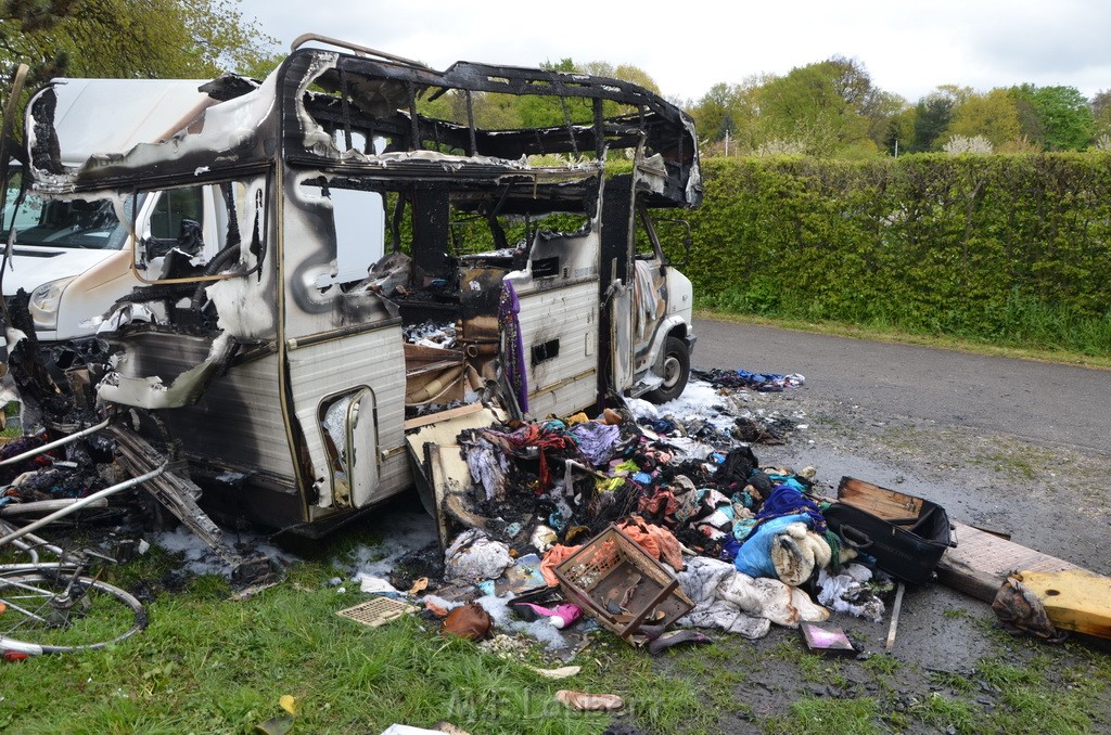 Wohnmobil ausgebrannt Koeln Porz Linder Mauspfad P006.JPG - Miklos Laubert